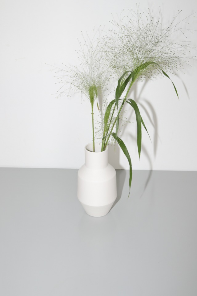 angulate vase(white)