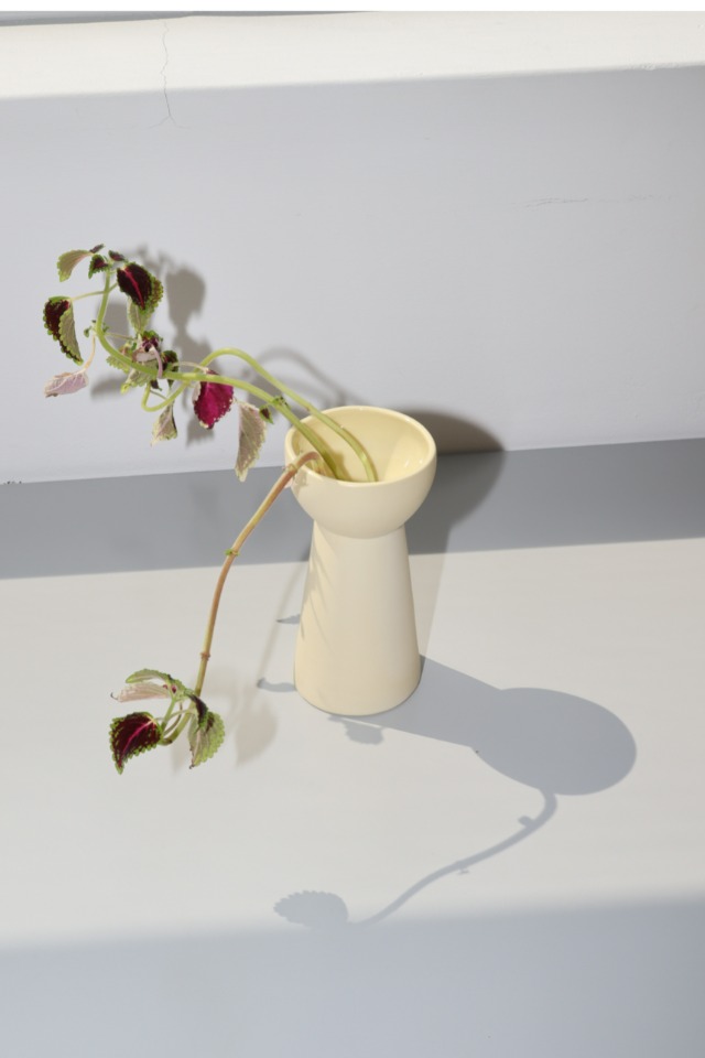 con vase(yellow)